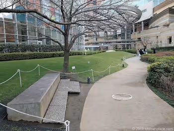 毛利庭園の石材ベンチ