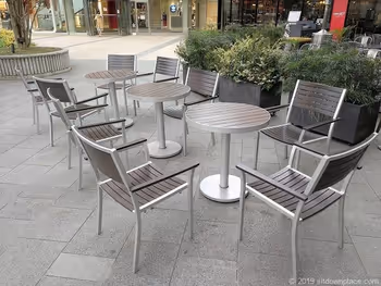 六本木ヒルズメトロハット横のテラスの3人掛けテーブル席