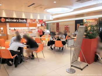 CoCoLo新潟南館マザーズクレープ前待ち合わせ広場のテーブル席