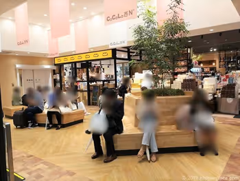 新潟CoCoLo西館N+広場の休憩場所