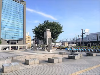 富山駅南口富山の薬売りモニュメント広場の石材ベンチ