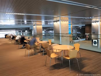 富山駅新幹線中央改札口前2Fデッキの休憩場所