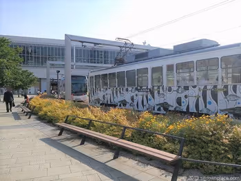 富山駅南口広場のベンチ