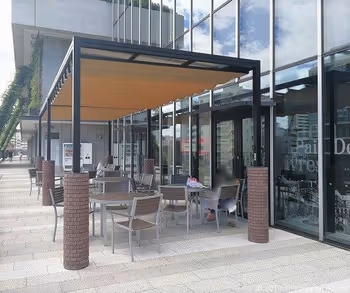 ソラマチ2Fデッキ4番地のテーブルがある休憩場所