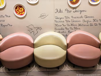 ソラマチ3F4番地タベテラス前のかわいいシングルソファ