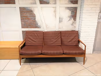 ソラマチ3F10番地エレベーター通路の3人掛けチェア