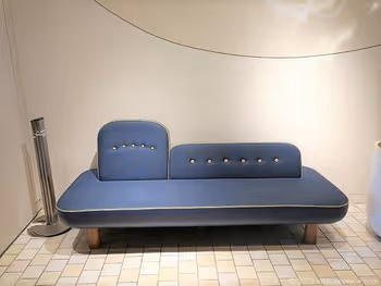 ソラマチ2F12番地エスカレーター横のソファ