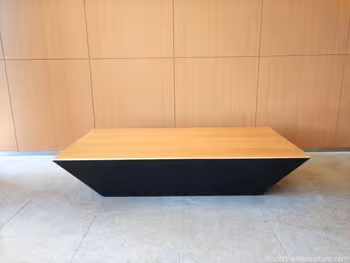 ソラマチ4F4番地のシンプルなモダンベンチ