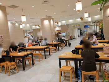 小田原駅HaRuNeハルネ広場の休憩場所