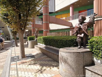 赤羽ビビオ横七福神広場の休憩場所