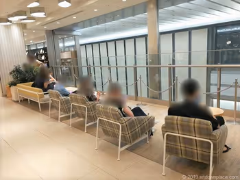 タカシマヤゲートタワーモールのローズテラスの休憩場所