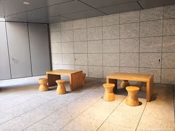 KITTE名古屋B1F屋外階段出入口にある休憩場所