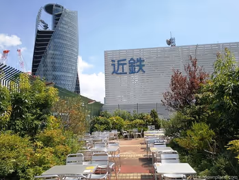 名鉄本館屋上英国式庭園マイフェアガーデンから見えるスパイラルタワーズと近鉄百貨店