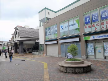 向ケ丘遊園南口の駅前広場の円形ベンチ