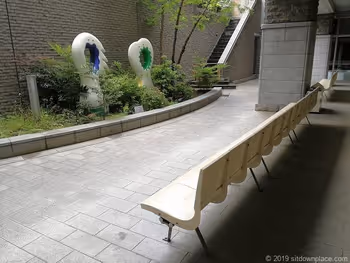 多摩図書館のベンチ