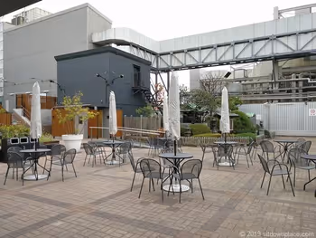 銀座松屋屋上広場のテーブルチェア