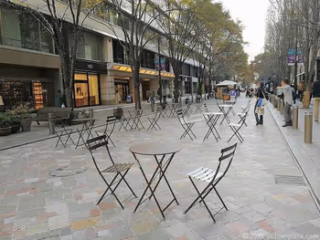 丸の内仲通りのアーバンテラスMYPLAZA付近