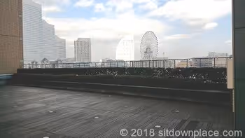 桜木町クロスゲートの座れる休憩場所