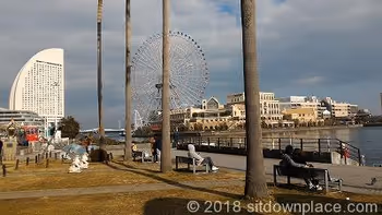 メモリアルパーク タワーC館付近の座れる休憩場所