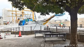 桜木町日本丸正面の座れる休憩場所