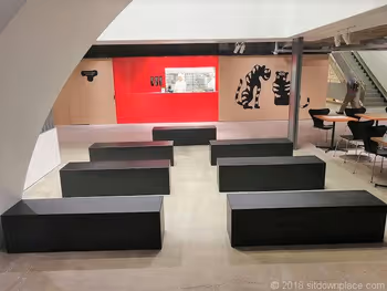 GinzaSonyParkB3Fのトラヤカフェ前の2人掛けクッションベンチ