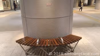 有楽町地下街の木製ベンチ
