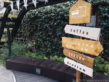 Trainchi(トレインチ)入口横のベンチ詳細