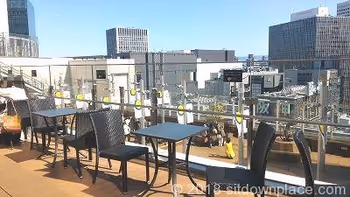 大丸梅田16F太陽の広場の座れる休憩場所