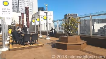 大丸梅田15F太陽の広場の座れる休憩場所