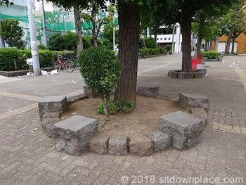 花川戸公園の座れる休憩場所