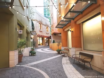 ラチッタデッラマジョーレ2F回廊のメインストリートのベンチ