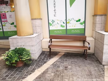 ラチッタデッラマジョーレ2F回廊リラク横のベンチ詳細