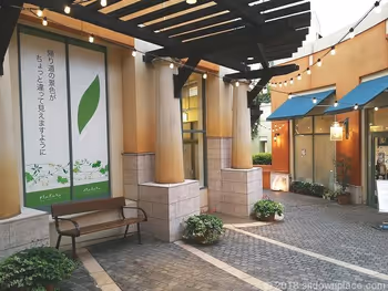 ラチッタデッラマジョーレ2F回廊リラク横のベンチ