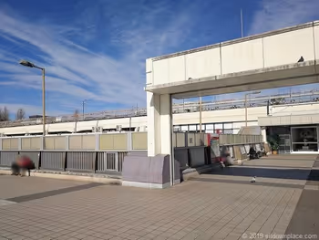 パンダ橋の端に座れる場所