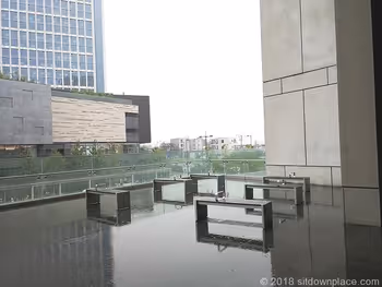 二子玉川ライズリバーフロント2Fリボンストリート側の座れる休憩場所