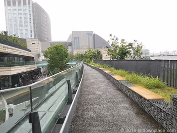 二子玉川莱斯屋顶花园3楼菜园广场的休憩场所