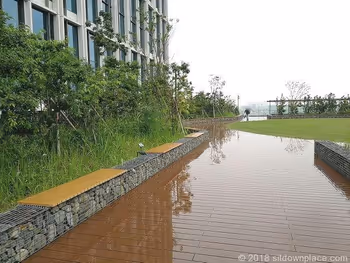 二子玉川ライズルーフガーデン5F原っぱ広場のベンチ