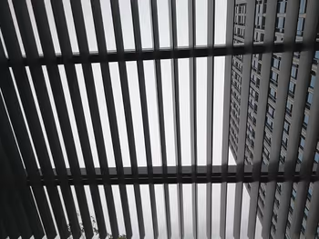 二子玉川ライズルーフガーデン5F原っぱ広場のデッキ天井部