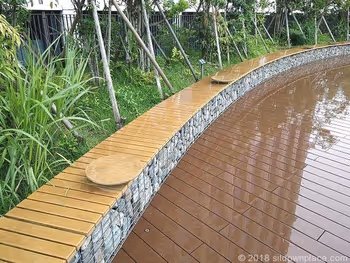 二子玉川ライズルーフガーデン5F原っぱ広場のミニテーブル付きベンチ