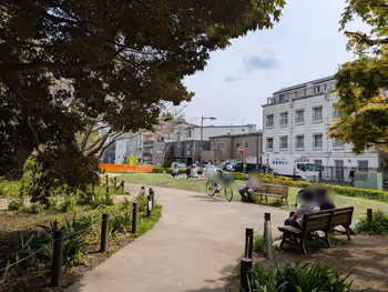 松陰神社横芝生の写真5