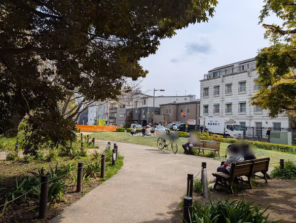 松陰神社横芝生の写真5