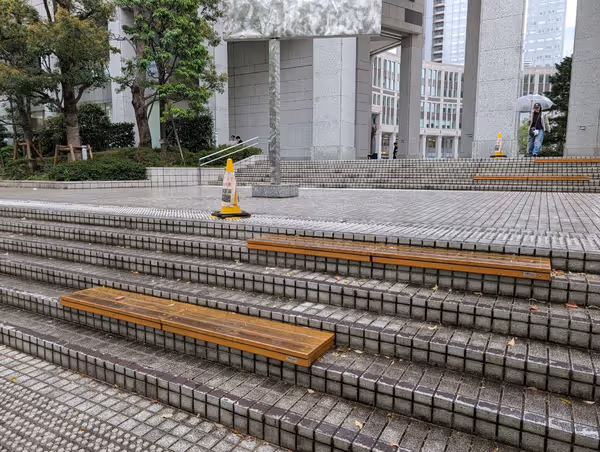 中央通り 都民広場方面階段の写真2