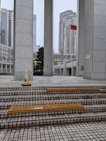 中央通り 都民広場方面階段の写真3