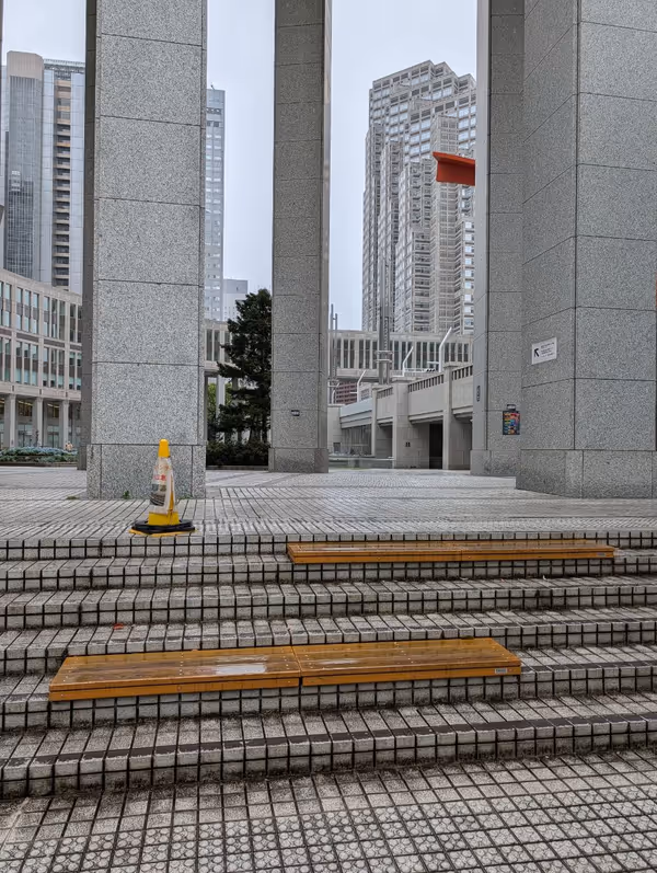 中央通り 都民広場方面階段の写真3