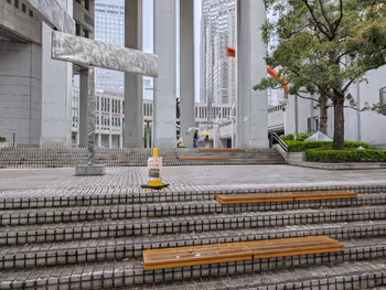 中央通り 都民広場方面階段の写真1