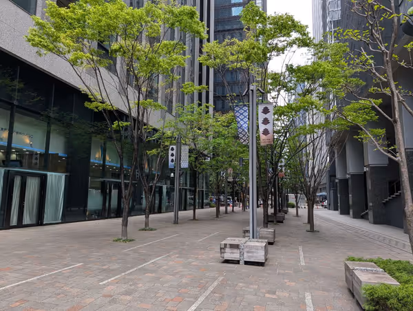 東京サンケイビル E1出口側 公開空地の写真1