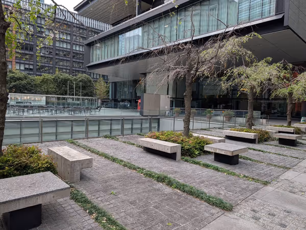 東京サンケイビル A1出口側 公開空地の写真4