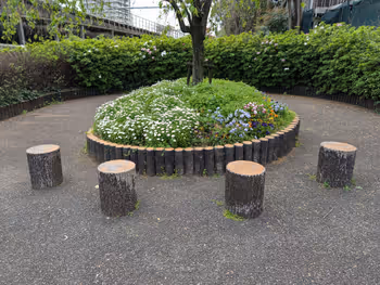 中央口 花壇 パークレールそばの写真2