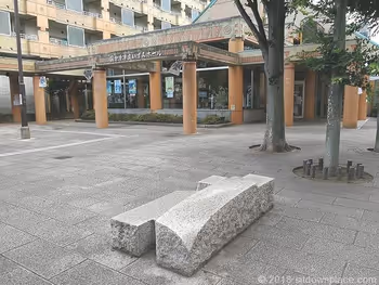 西國分寺站南口いずみホール前的可坐休憩場所