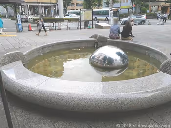 西國分寺站南口站前迴轉處石材長椅的詳細信息